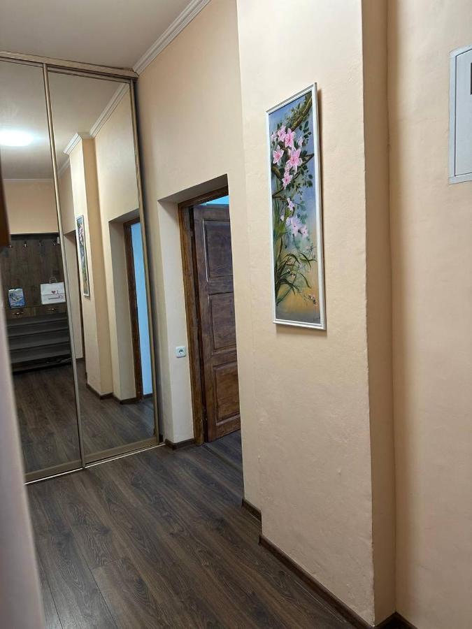 Затишна Двокімнатна Квартира В Самому Серці Ужгорода ウージュホロド エクステリア 写真